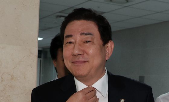 의원실 나서는 김병기 의원