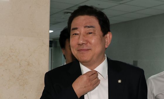의원실 나서는 김병기 의원