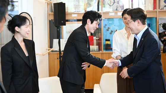 설경구와 인사하는 이재명 대통령