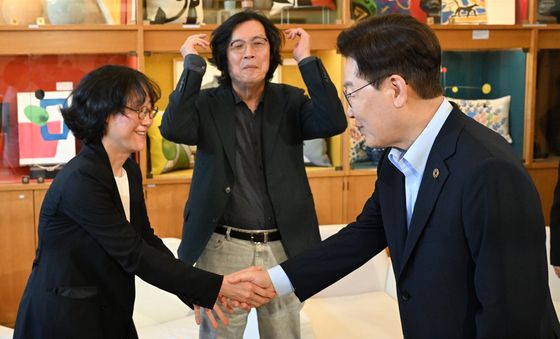 정주리 감독과 인사하는 이재명 대통령