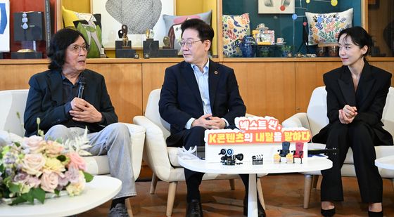 이창동 감독 발언 듣는 이재명 대통령