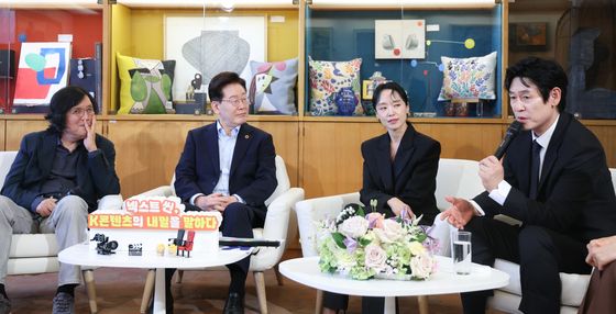 설경구 발언 듣는 이재명 대통령