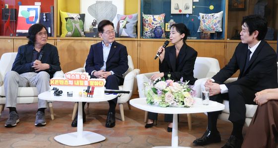 전도연 발언 듣는 이재명 대통령