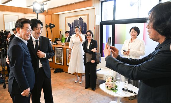 설경구와 기념촬영하는 이재명 대통령 '촬영은 이창동 감독'