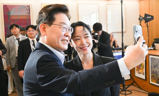 전도연과 기념촬영하는 이재명 대통령