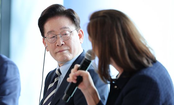 참석자 발언 듣는 이재명 대통령