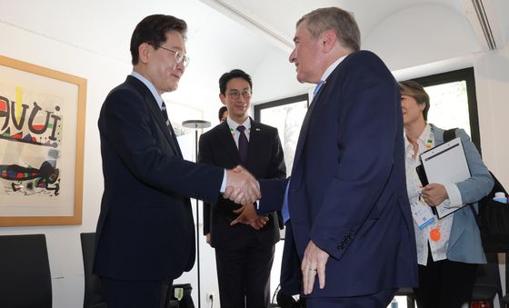 찰스 리브킨 미국영화협회장과 인사하는 이재명 대통령