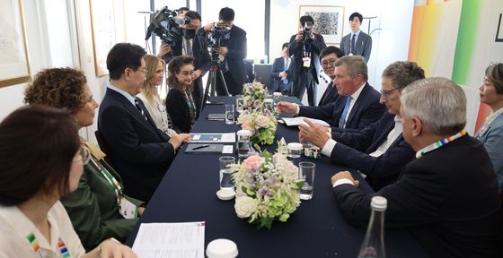 발언하는 찰스 리브킨 미국영화협회장