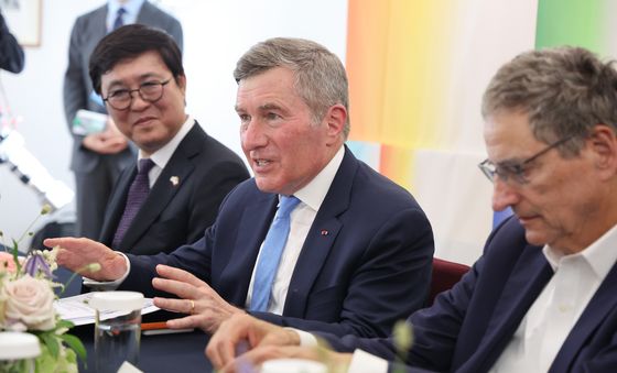 발언하는 찰스 리브킨 미국영화협회장