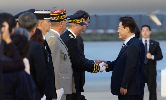 환영객과 인사 나누는 이재명 대통령