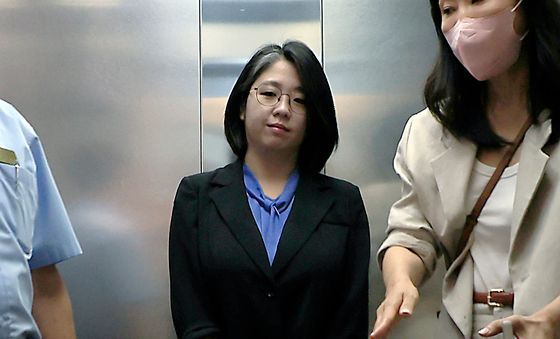 일찍 출근한 용혜인 후보자