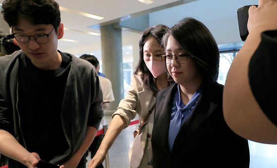 입 다문 채 출근하는 용혜인 후보자