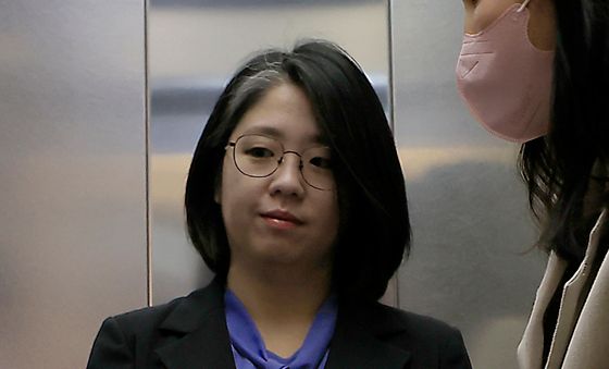 가족 정당 사유화 논란 속 출근하는 용혜인 후보자