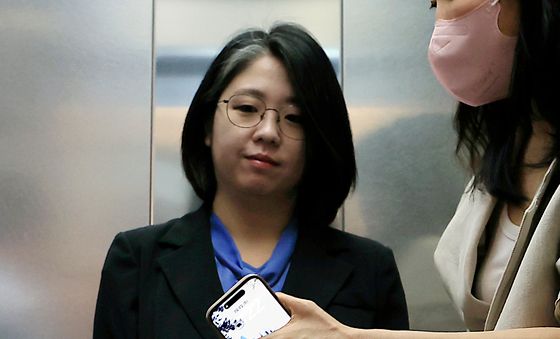 일찍 출근한 용혜인 후보자