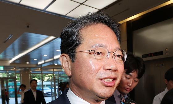 인사청문회 사무실로 출근하는 김승원 후보자