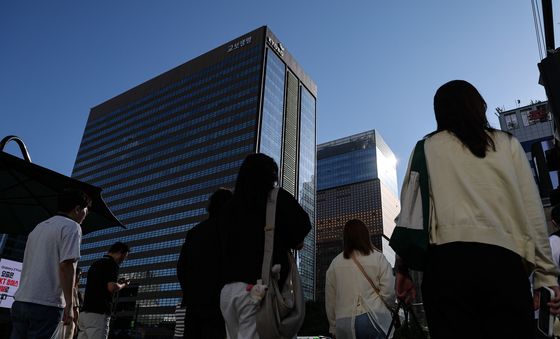 성큼 다가온 초가을…겉옷 입고 출근하는 시민들