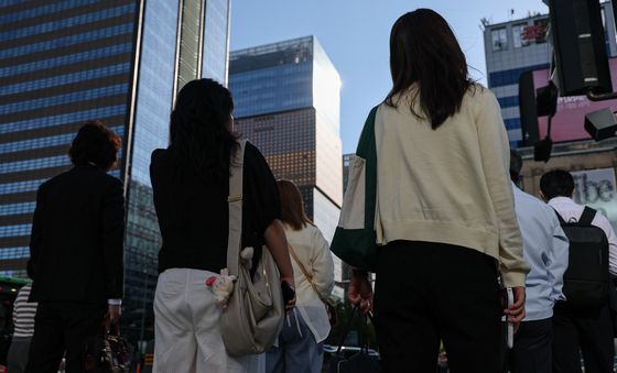 성큼 다가온 초가을…겉옷 입고 출근하는 시민들