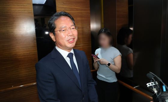 취재진 질의 답변하는 김승원 법무장관 후보자