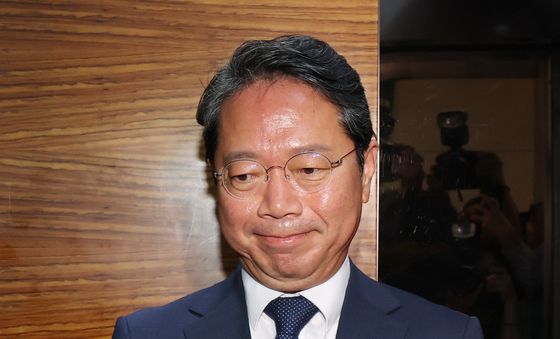입 꾹 다문 김승원 법무장관 후보자