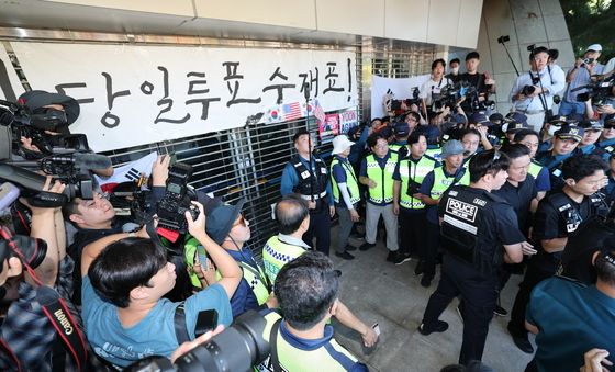 경찰·대한체육회, 올림픽공원 '잠실 개표소' 진입 시도