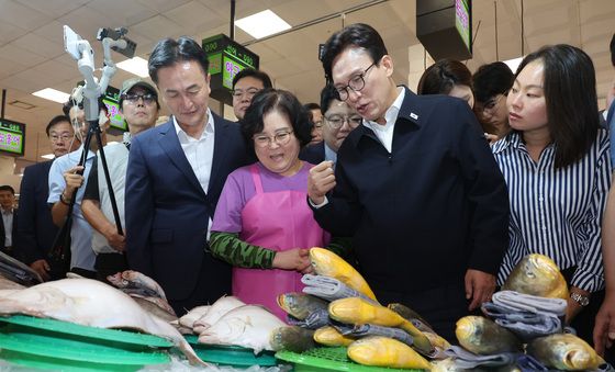 추석 앞두고 수산시장 찾은 김민석 대표