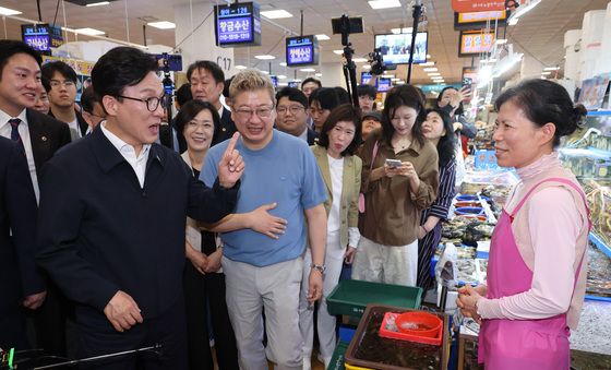수산시장 상인과 대화하는 김민석 대표