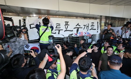 대한체육회, 경찰 지원 받아 핸드볼경기장 진입 시도