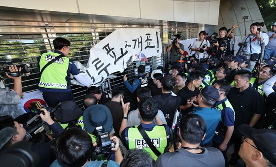 핸드볼경기장 진입시도하는 경찰과 대한체육회