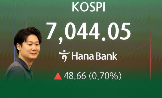 코스피 7000선 안착…7045.79 출발