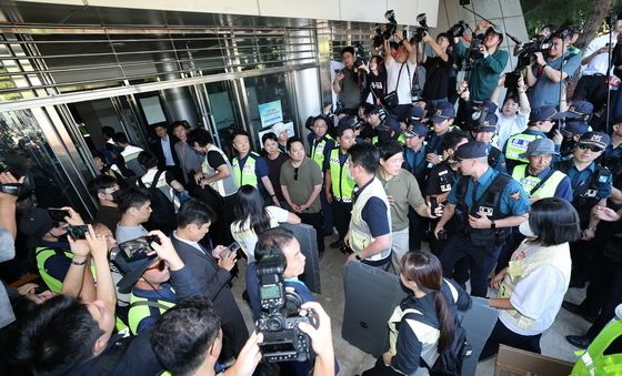 경찰 지원 속 핸드볼경기장 진입