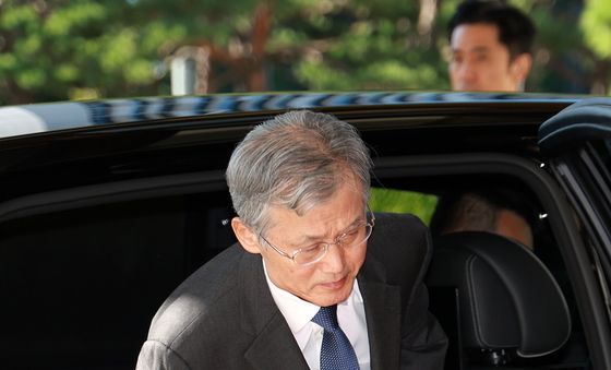 대법원 청사로 출근하는 조희대 대법원장