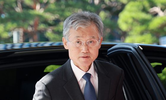 출근하는 조희대 대법원장
