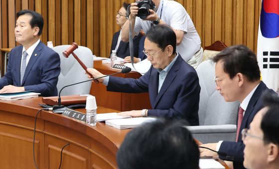 안건 상정하는 김도읍 위원장
