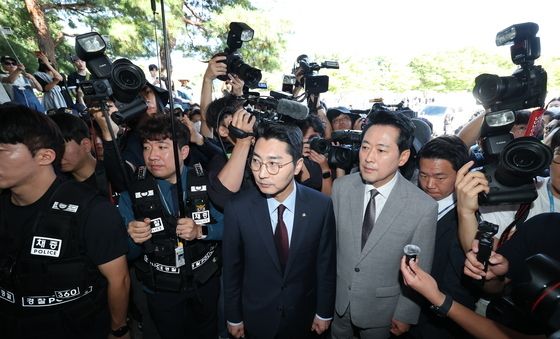 핸드볼 경기장 들어가는 장동혁 대표