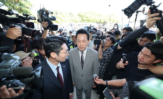 봉쇄 풀린 핸드볼경기장 들어가는 장동혁 대표