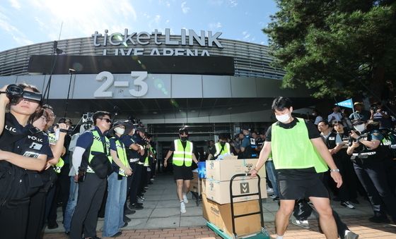 '핸드볼경기장 봉쇄 95일 만에 꺼내는 업무 물품'