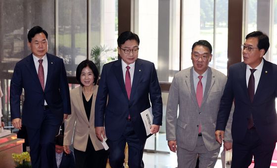 교섭단체 대표연설 위해 이동하는 정점식 원내대표