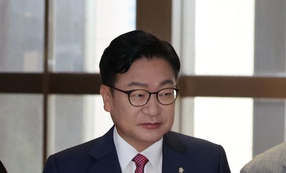 본회의장으로 향하는 정점식 원내대표