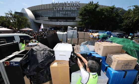 가득 쌓인 체육단체 업무 물품