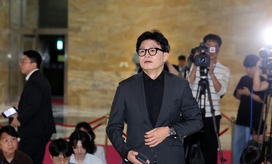 본회의장으로 향하는 한동훈 의원