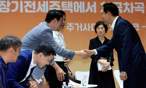 참석자들과 인사 나누는 오세훈 서울시장