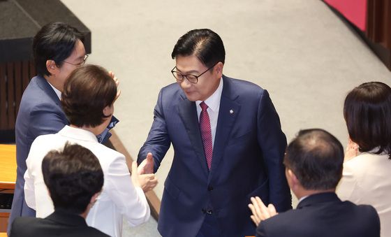 인사나누는 정점식