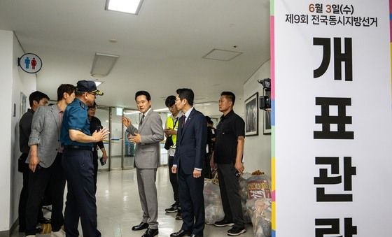 장동혁 대표, 핸드볼경기장 내 선거 관련 용품 보관소 방문
