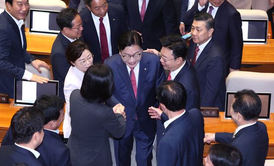 악수하는 정점식 원내대표