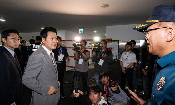 업무 물품 반출 중인 핸드볼경기장 진입한 장동혁