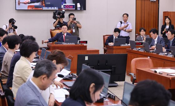 의사봉 두드리는 김성원 위원장