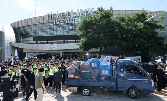 핸드볼경기장 나서는 체육단체 물품들