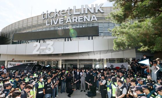 핸드볼경기장 앞에서 발언하는 장동혁 대표