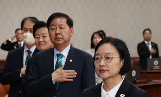 한성숙 총리, 국무회의 앞서 국민의례