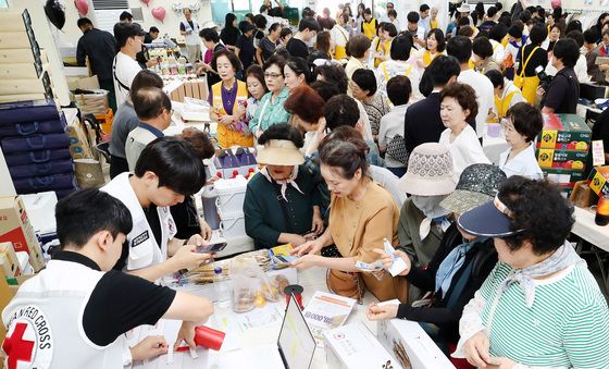 추석 앞두고 붐비는 대구적십자사 바자